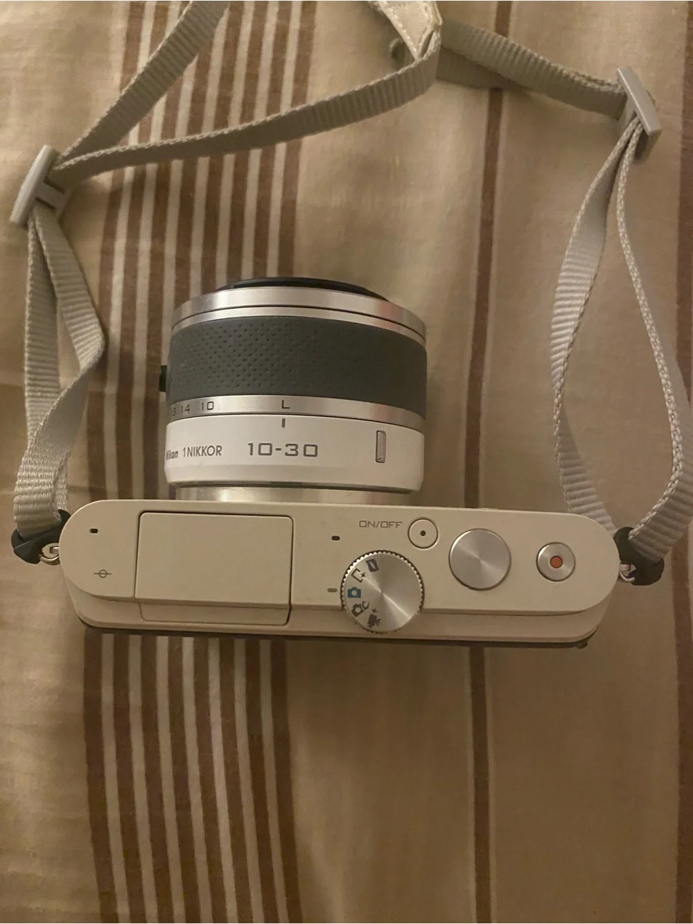 Nikon J3 Compact Mirrorless Camera in White with 10-30mm Lens